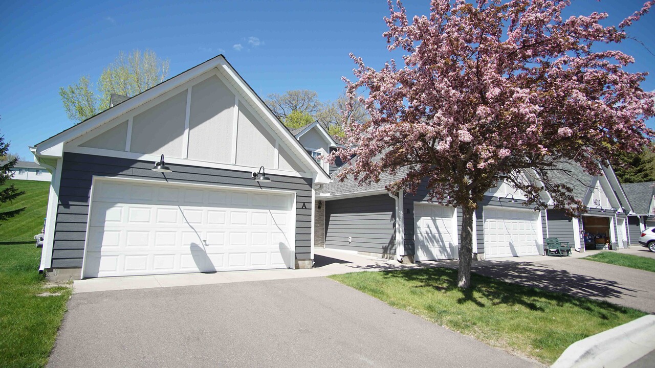 Fernbrook Townhomes in Plymouth, MN - Building Photo