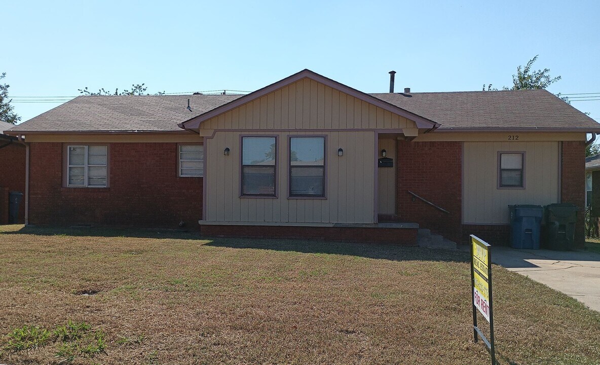 212 W Rose Dr in Midwest City, OK - Foto de edificio