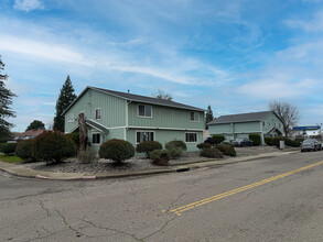 3420 W Center St in Anderson, CA - Building Photo - Building Photo