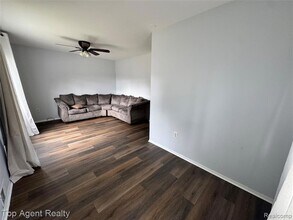 27028 Barrington St in Madison Heights, MI - Building Photo - Building Photo