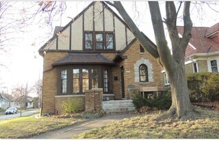 6310 W Meinecke Ave, Unit Upper unit in Wauwatosa, WI - Building Photo