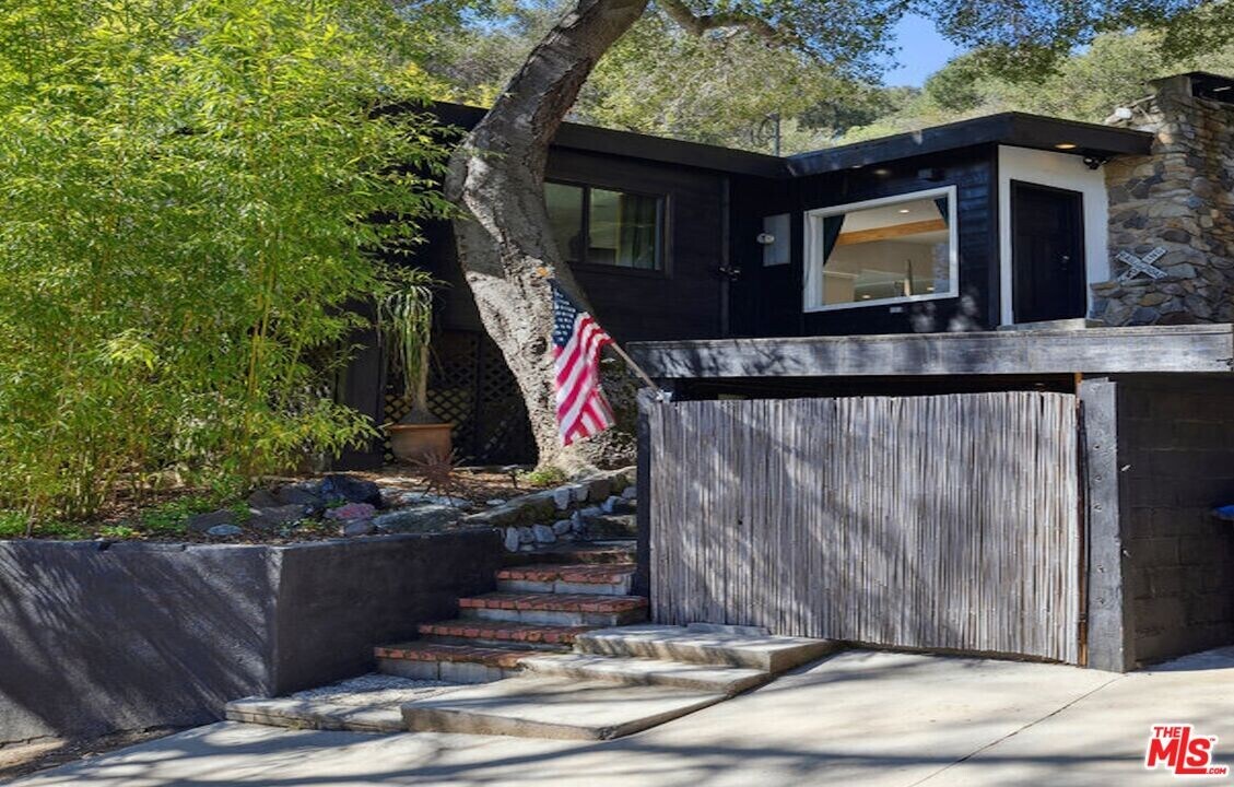 583 California Trail in Topanga, CA - Building Photo
