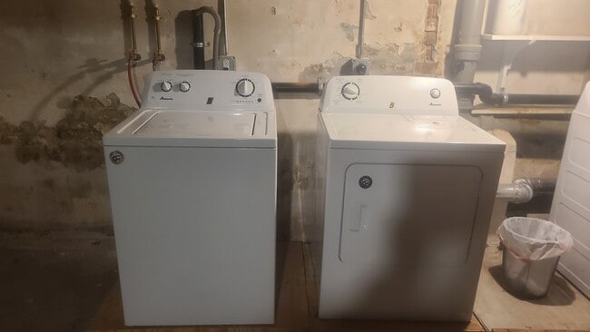 71 Park Ave, Unit B in Enfield, CT - Foto de edificio - Building Photo