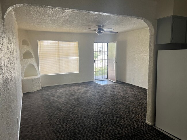 605 S Royal Crest Cir in Las Vegas, NV - Building Photo - Building Photo