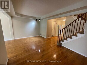 2350-2350 Britannia Rd W in Mississauga, ON - Building Photo - Building Photo