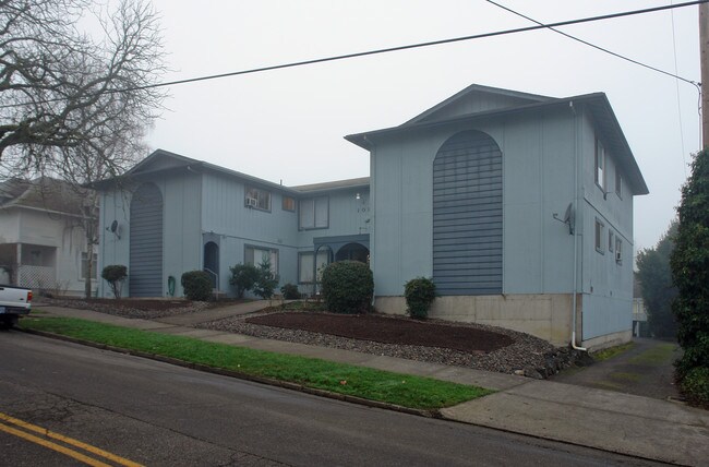 1030 SE Main St in Roseburg, OR - Foto de edificio - Building Photo