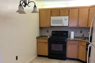 8 Pembrook Ave in North Brunswick, NJ - Building Photo - Building Photo