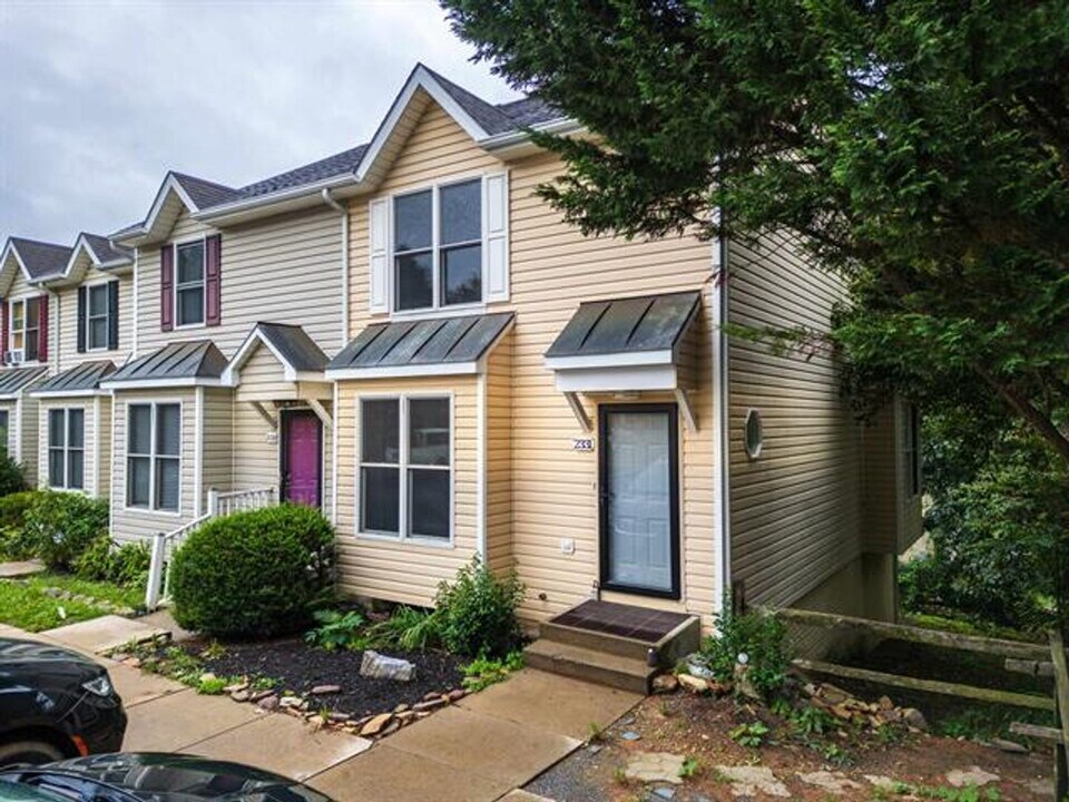 2331 Avalon Wds Dr in Harrisonburg, VA - Building Photo