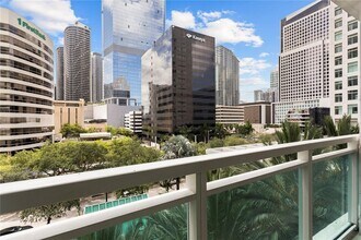 950 Brickell Bay Dr, Unit 501 in Miami, FL - Foto de edificio - Building Photo
