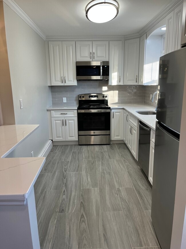 1205 Little Neck Ave, Unit A in North Bellmore, NY - Foto de edificio - Building Photo