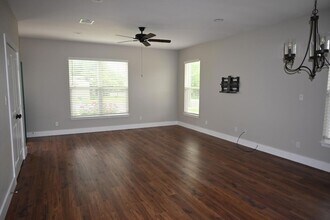 215 E 8th St in Elgin, TX - Building Photo - Building Photo