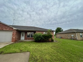 63030 E 285 Ct, Unit A in Grove, OK - Building Photo
