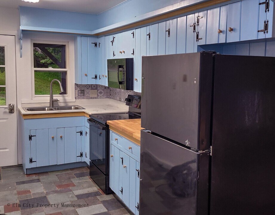 518 Kintner Rd in Kintnersville, PA - Building Photo