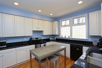 323 Columbia Pl E in Chapel Hill, NC - Building Photo - Building Photo