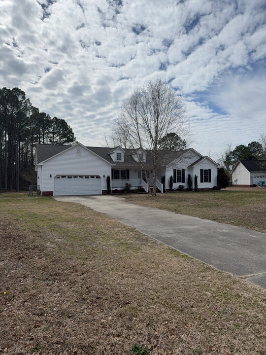 212 English Walnut Dr in Richlands, NC - Building Photo