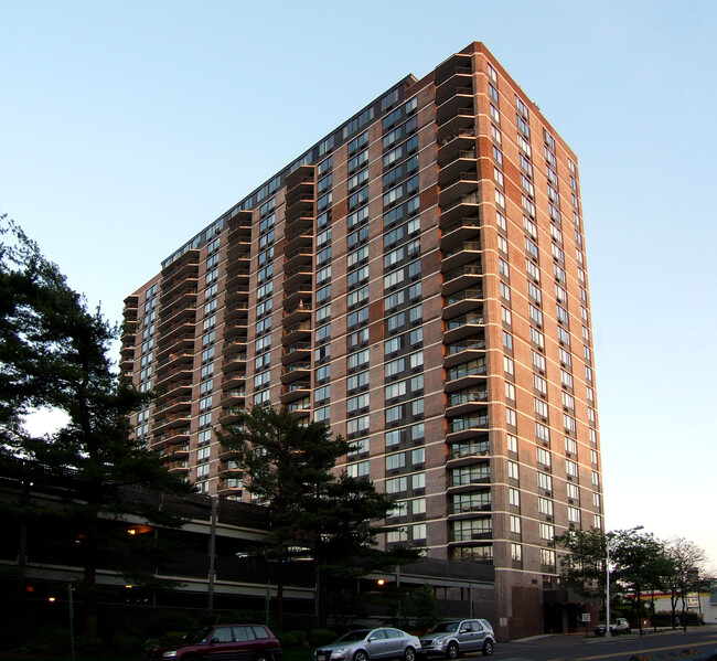 Greenhouse Condominiums in Cliffside Park, NJ - Building Photo - Building Photo