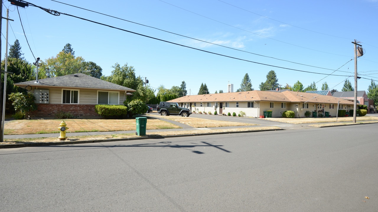 5705 SW Tucker Ave in Beaverton, OR - Foto de edificio