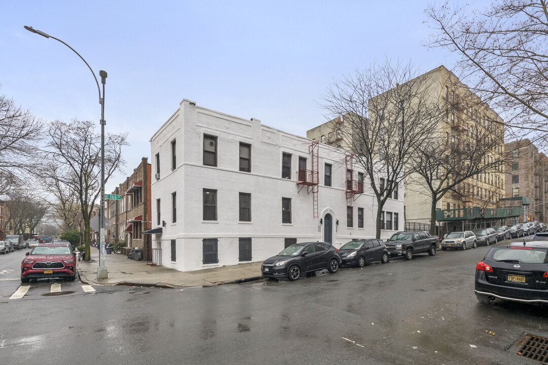 1075 Grant Ave in Bronx, NY - Building Photo