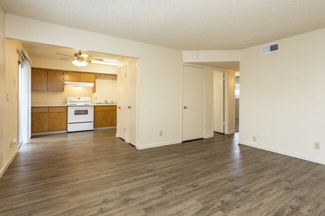 Cedar Apartments in Clovis, CA - Building Photo - Interior Photo