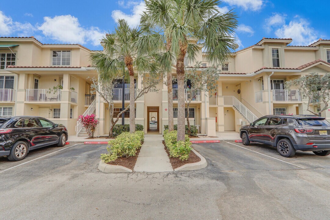1139 Town Center Dr in Jupiter, FL - Building Photo