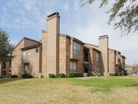 The Crossings on Walnut Hill in Irving, TX - Building Photo - Building Photo