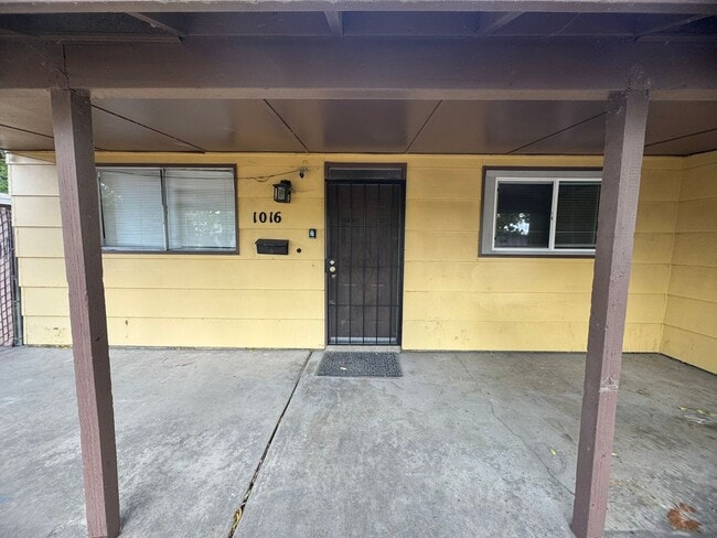 1016 Fremont Blvd in West Sacramento, CA - Foto de edificio - Building Photo