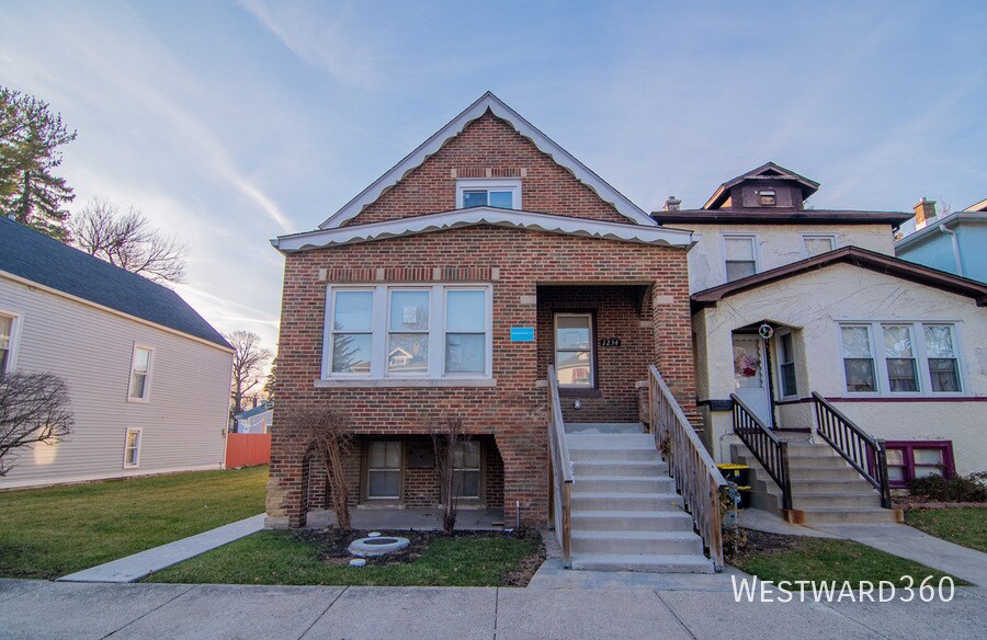 501 W Diversey Pkwy in Chicago, IL - Building Photo