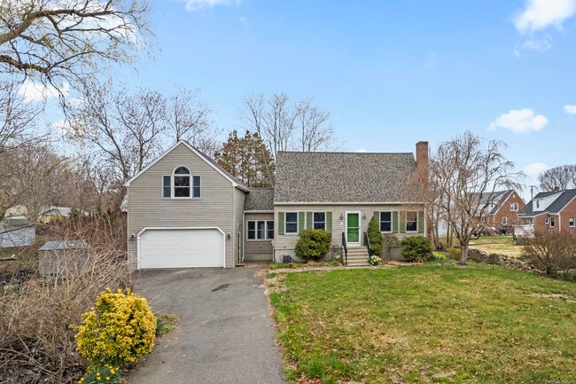 62 Brookside Ave E in Westbrook, CT - Building Photo - Building Photo