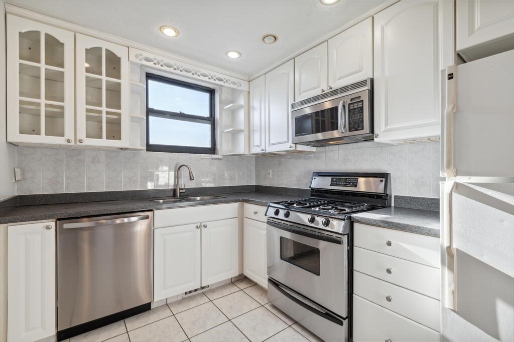 1856 Beacon St, Unit SIX-A in Brookline, MA - Building Photo