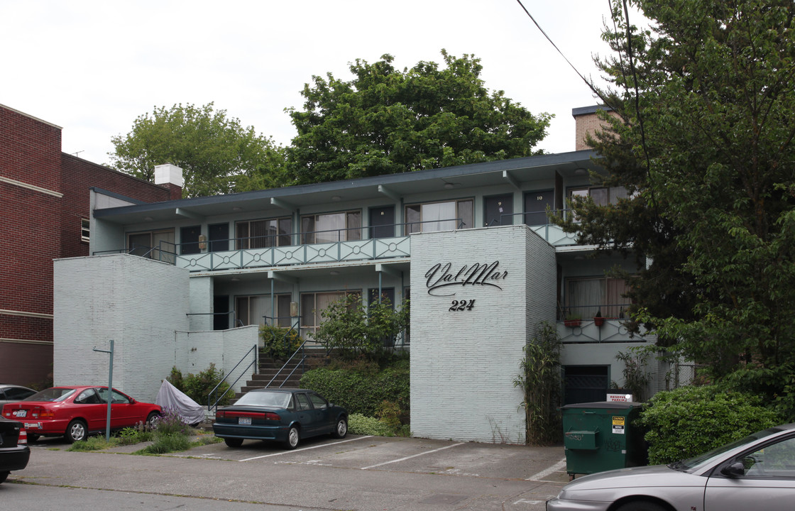 Val Mar Apartments in Seattle, WA - Building Photo