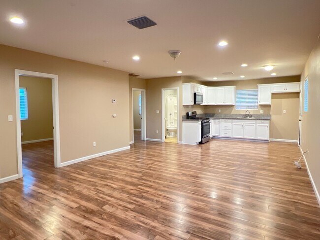 2304 Pictoria Dr in Bakersfield, CA - Building Photo - Building Photo