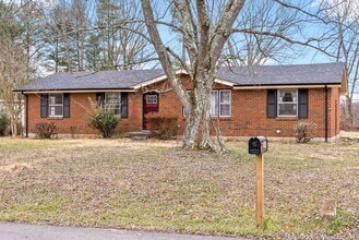144 W Park Dr in Clarksville, TN - Building Photo - Building Photo