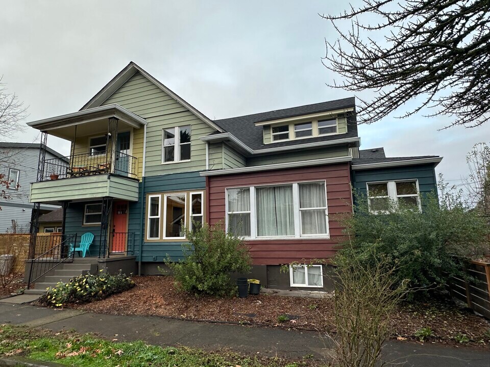 4007 NE 8th Ave in Portland, OR - Foto de edificio