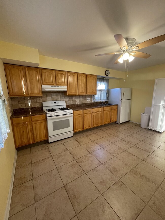 908 River Dr in Garfield, NJ - Building Photo - Building Photo