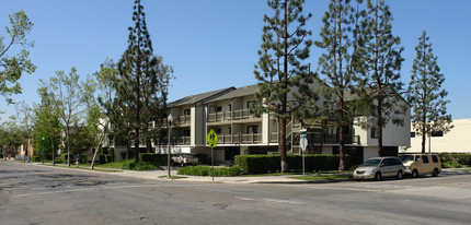 Heninger Village Apartments in Santa Ana, CA - Building Photo - Building Photo