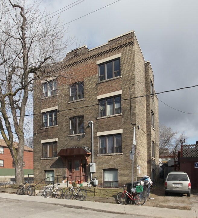 555 Palmerston Ave in Toronto, ON - Building Photo