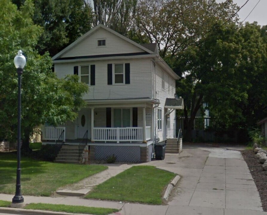 630 Jackson St in Oshkosh, WI - Foto de edificio