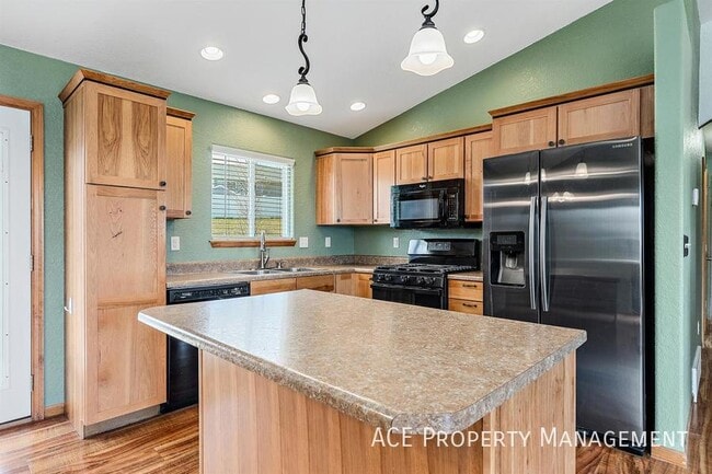 property at 925 Crimson Ct