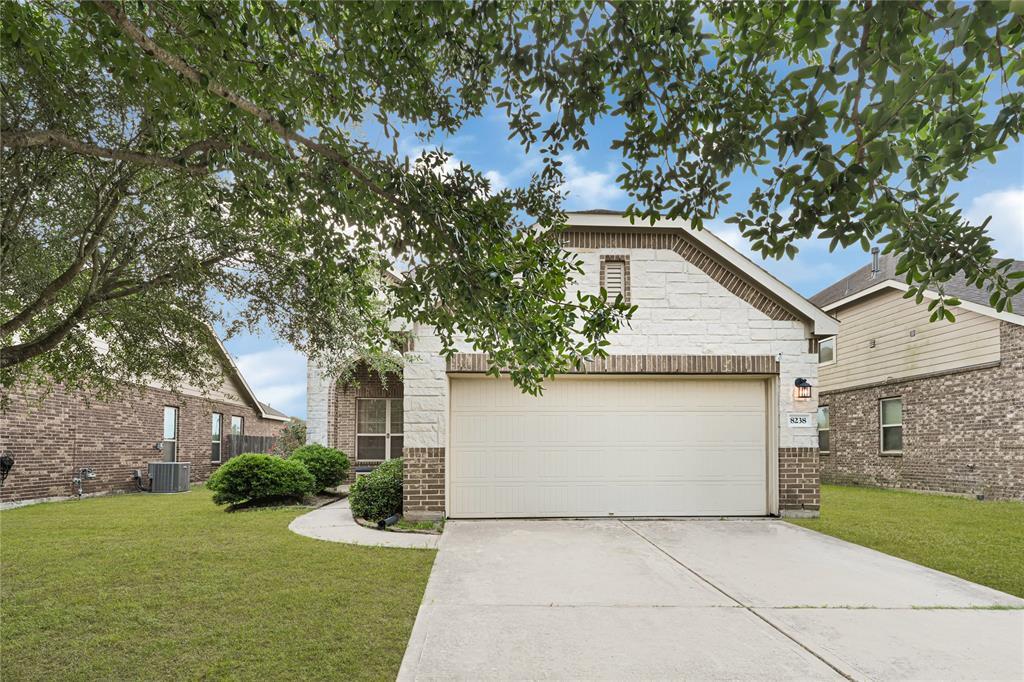 8238 Bay Run Ave in Baytown, TX - Building Photo