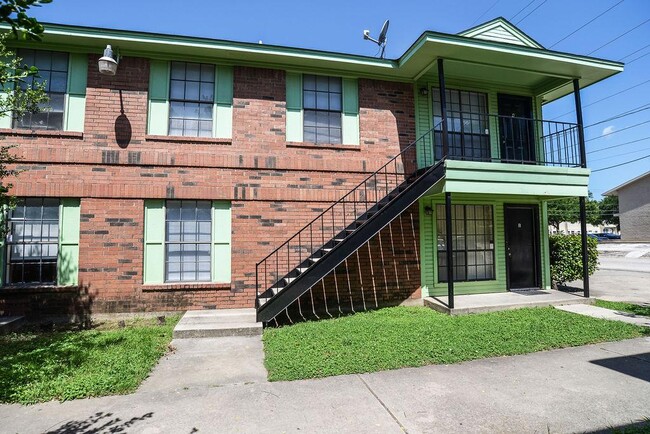 2221 Stella St in Denton, TX - Foto de edificio - Building Photo