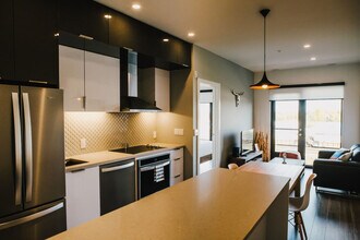 835 Sterling Lyon Pkwy in Winnipeg, MB - Building Photo - Building Photo