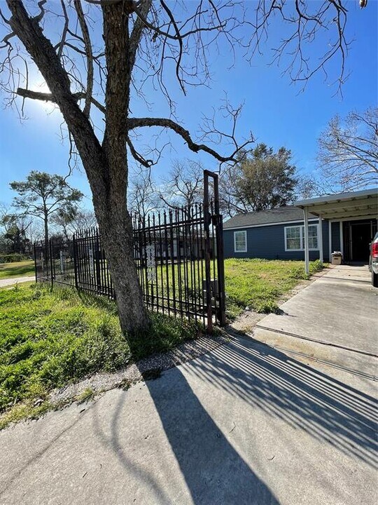 6721 Midfield Dr in Houston, TX - Building Photo