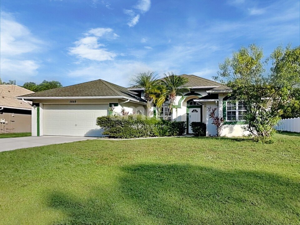 5869 NW Leghorn Ave in Port St. Lucie, FL - Foto de edificio