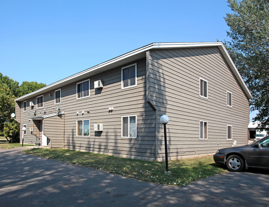 533 Mcdermott Ave S in Kandiyohi, MN - Foto de edificio