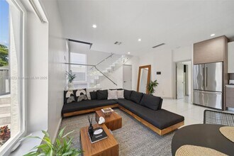 2615 NE 213th St in Miami, FL - Foto de edificio - Building Photo