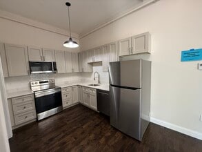 37 Kirk St, Unit 37-2 in Lowell, MA - Foto de edificio - Building Photo