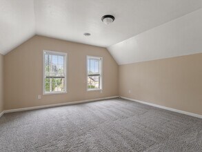 720 Pine St, Unit Upper in Manitowoc, WI - Foto de edificio - Building Photo