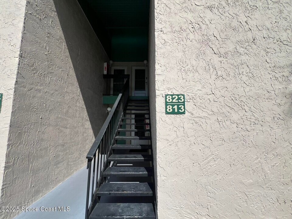 1225 N Wickham Rd in Melbourne, FL - Foto de edificio