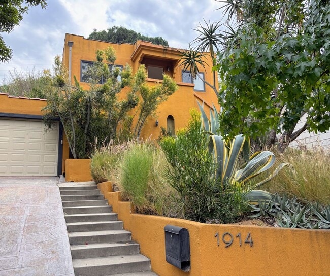 property at 1914 N Avenue 52