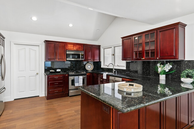 4013 Via Manzana in San Clemente, CA - Foto de edificio - Building Photo